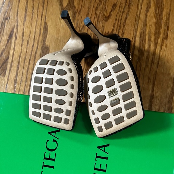 Bottega Veneta Black Mesh Stretch Pumps in 39.5 - Picture 9 of 16